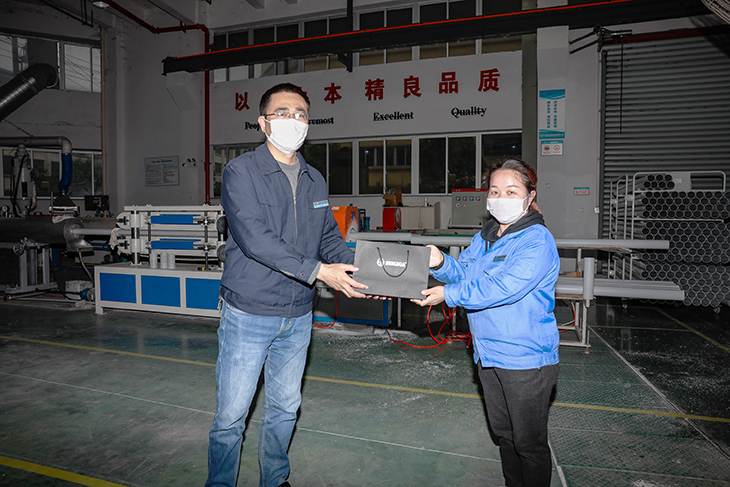 902.为新型典型颁发纪念品.jpg